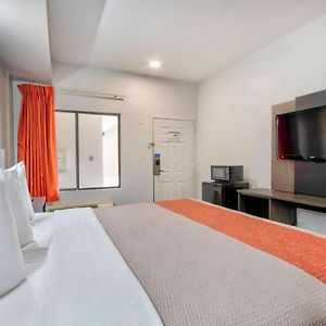 Deluxe King Room Smoking